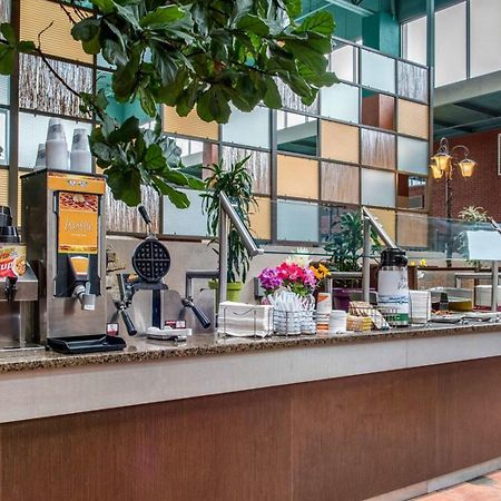 Quality Hotel Conference Center Cincinnati Блу Аш Экстерьер фото