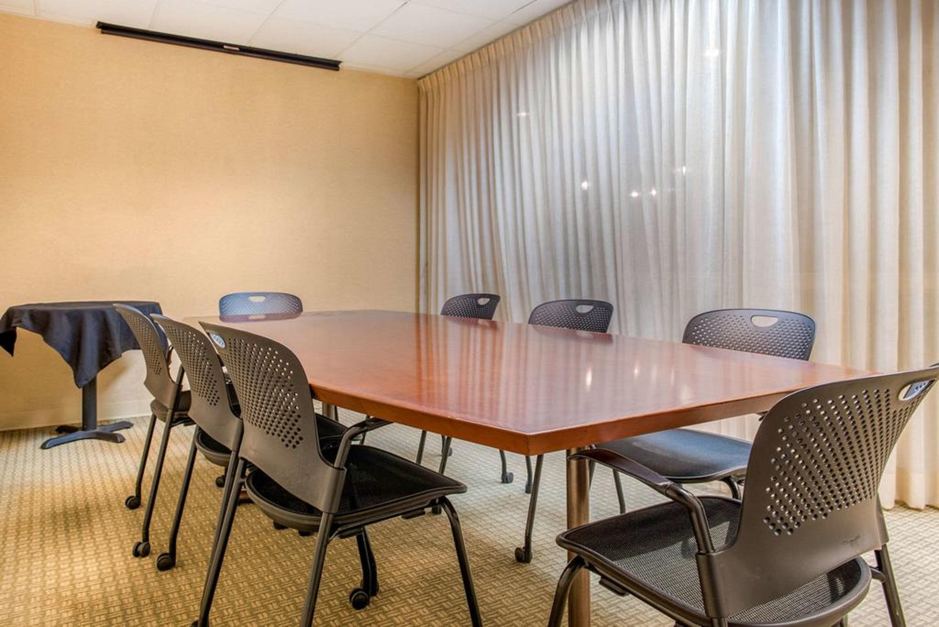 Quality Hotel Conference Center Cincinnati Блу Аш Экстерьер фото