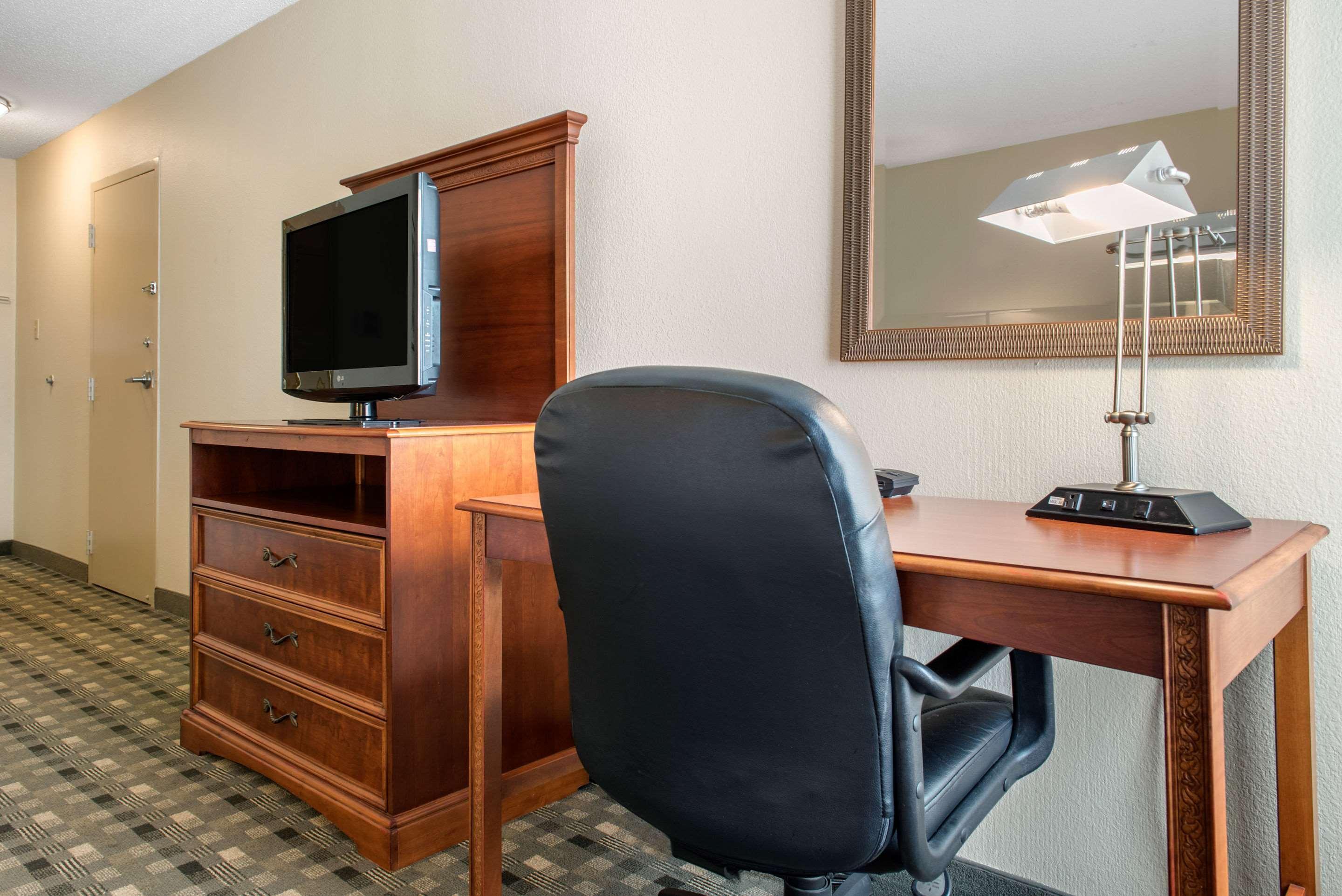 Quality Hotel Conference Center Cincinnati Блу Аш Экстерьер фото