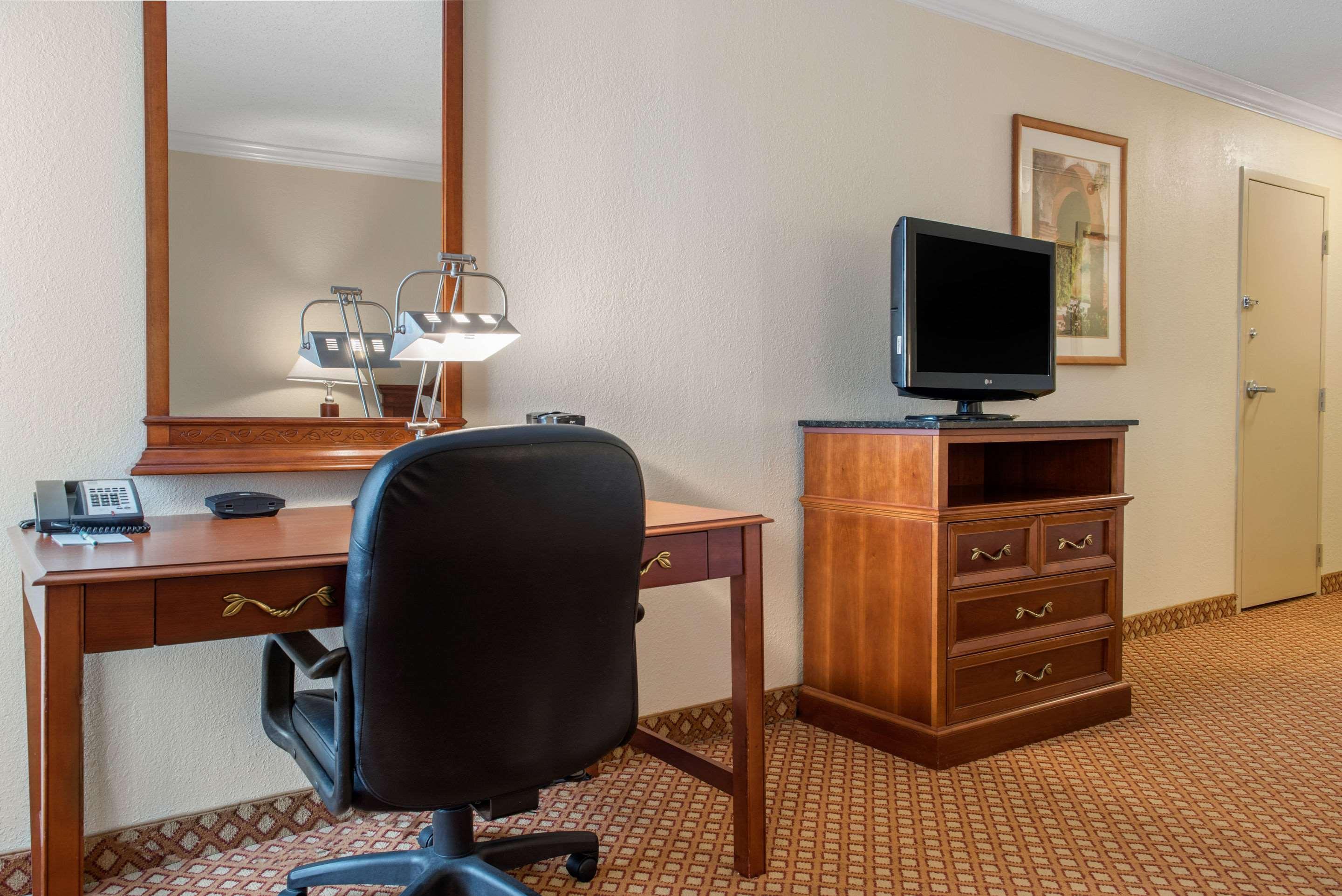 Quality Hotel Conference Center Cincinnati Блу Аш Экстерьер фото