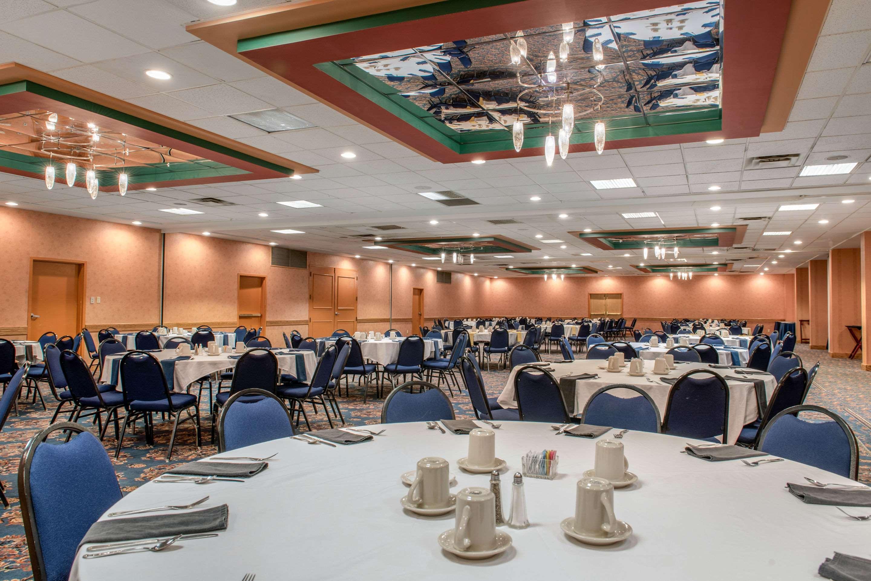 Quality Hotel Conference Center Cincinnati Блу Аш Экстерьер фото