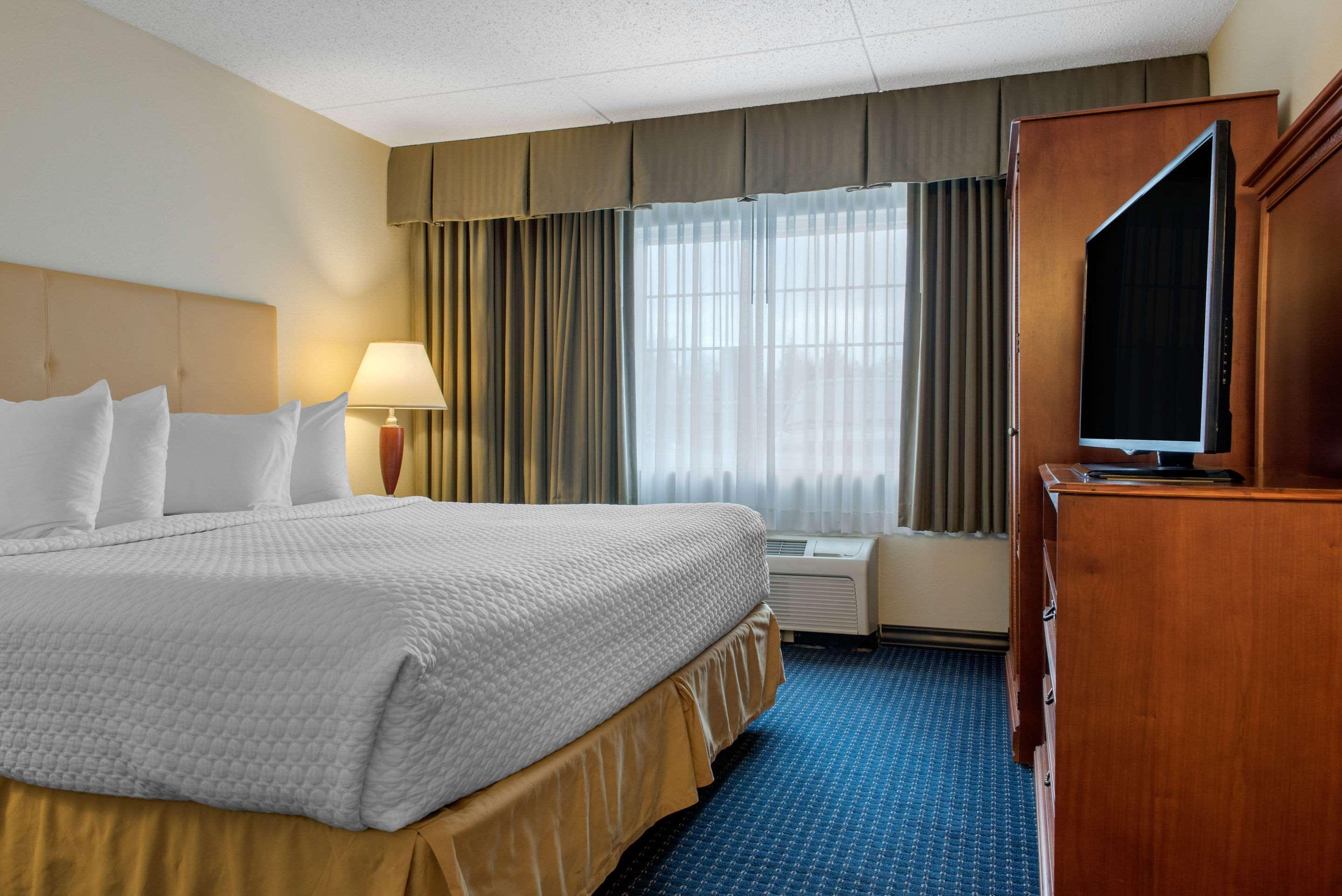 Quality Hotel Conference Center Cincinnati Блу Аш Экстерьер фото