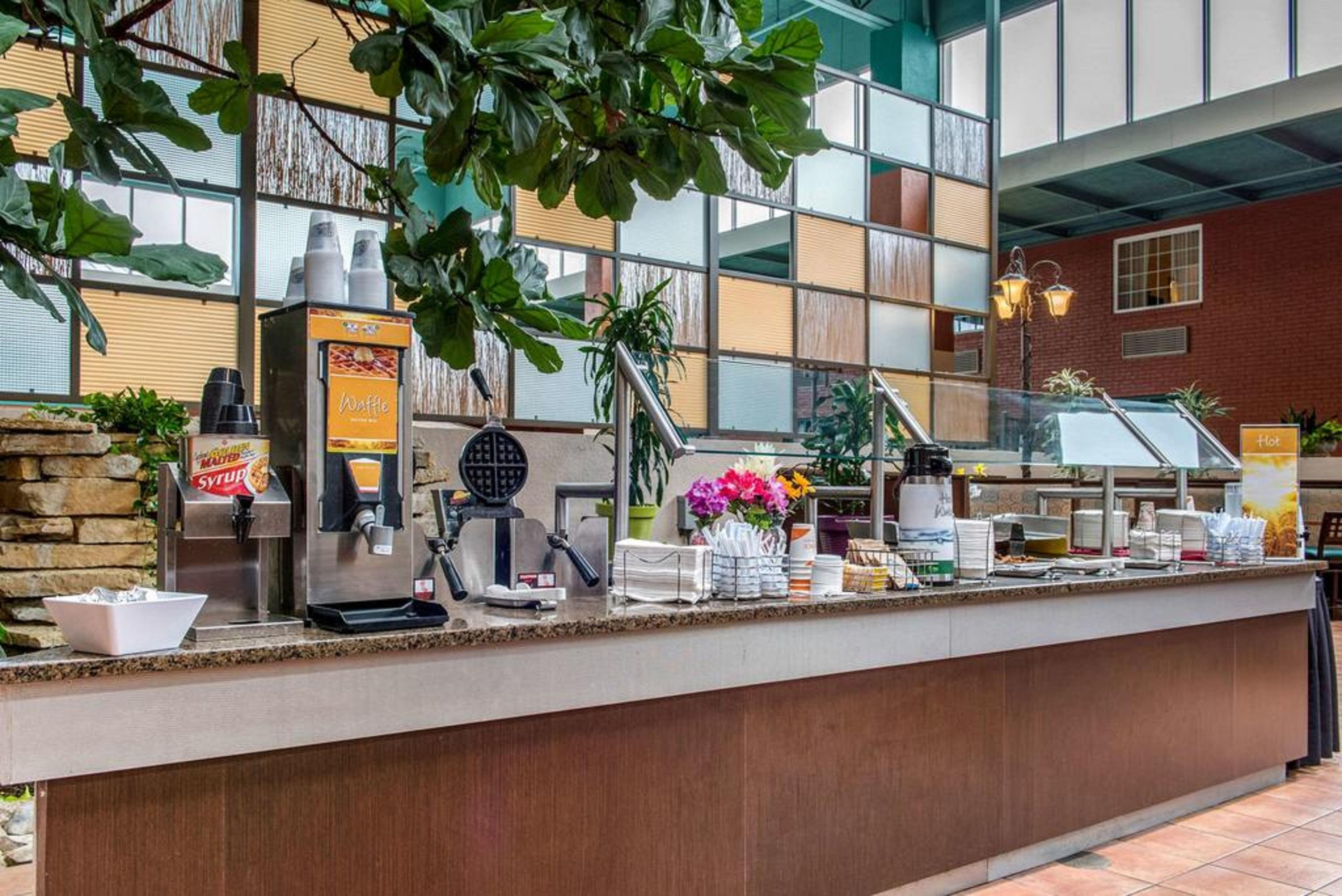 Quality Hotel Conference Center Cincinnati Блу Аш Экстерьер фото