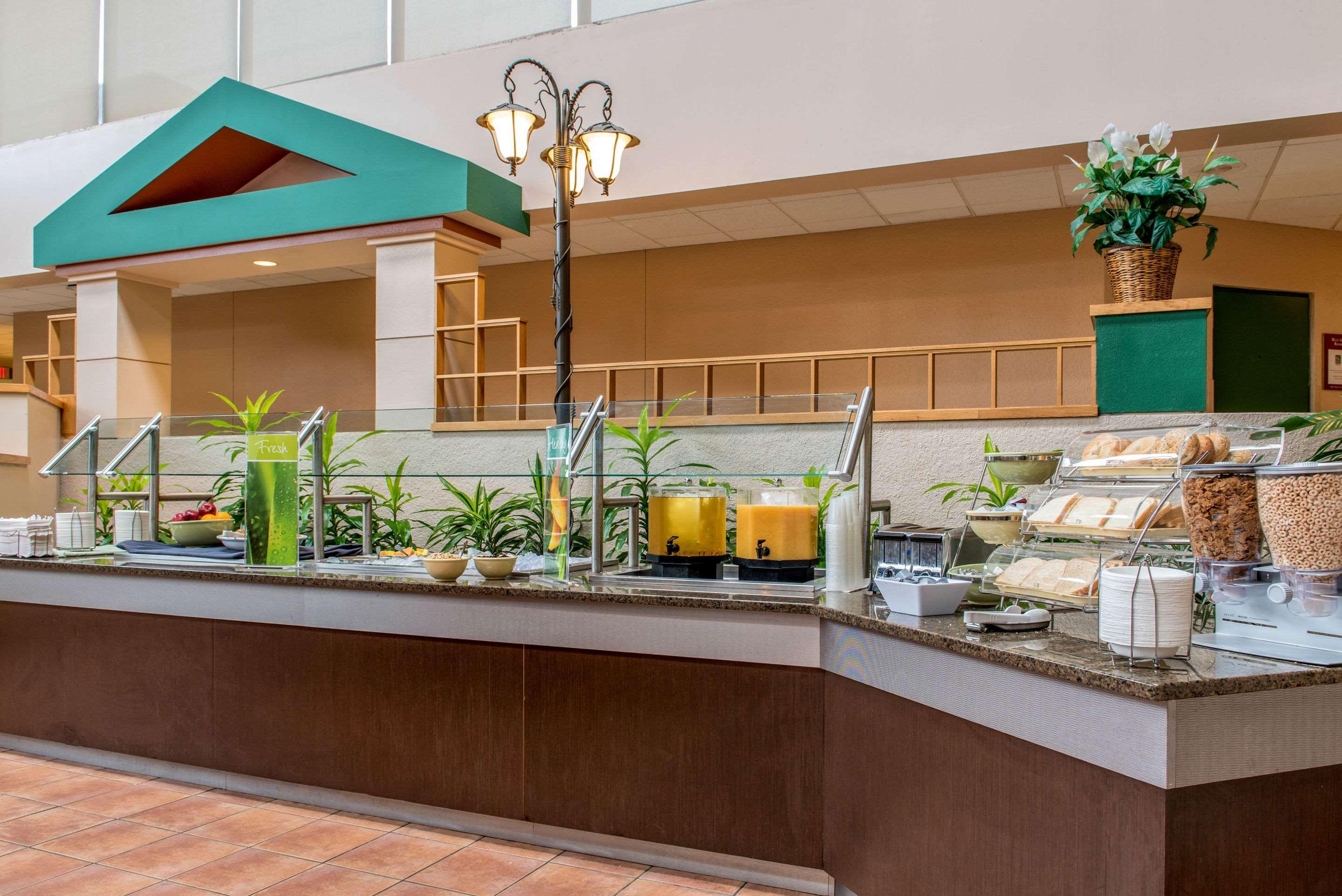 Quality Hotel Conference Center Cincinnati Блу Аш Экстерьер фото