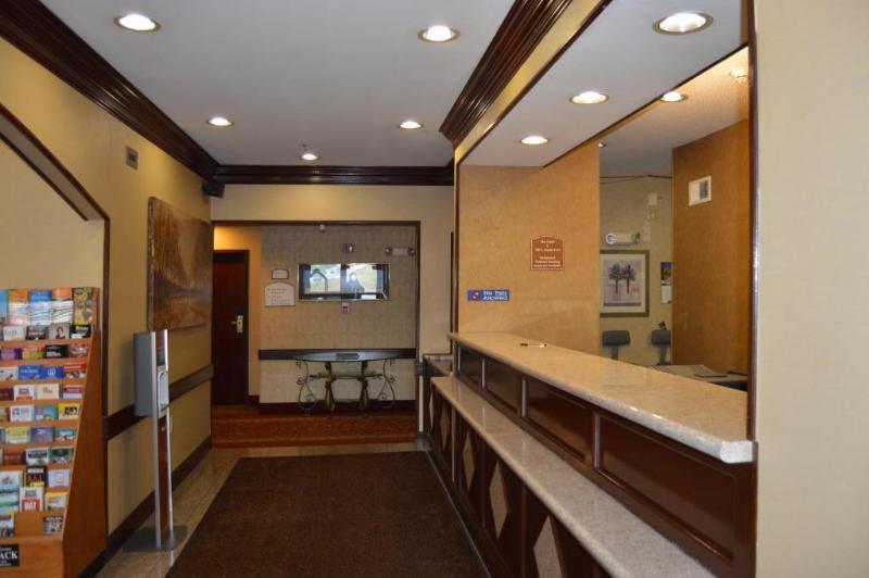 Quality Hotel Conference Center Cincinnati Блу Аш Экстерьер фото